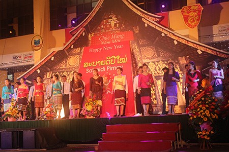 ນັກສຶກສາລາວກວ່າ  600 ຄົນພວມຮໍ່າຮຽນຢູ່ເຊີນລາຈັດພິທີຕ້ອນຮັບບຸນປີໃໝ່